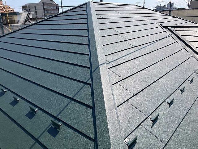 名古屋市守山区でスーパーガルテクトを用いた屋根カバー工法の施工完了・今後も定期的な点検と塗装実施を推奨